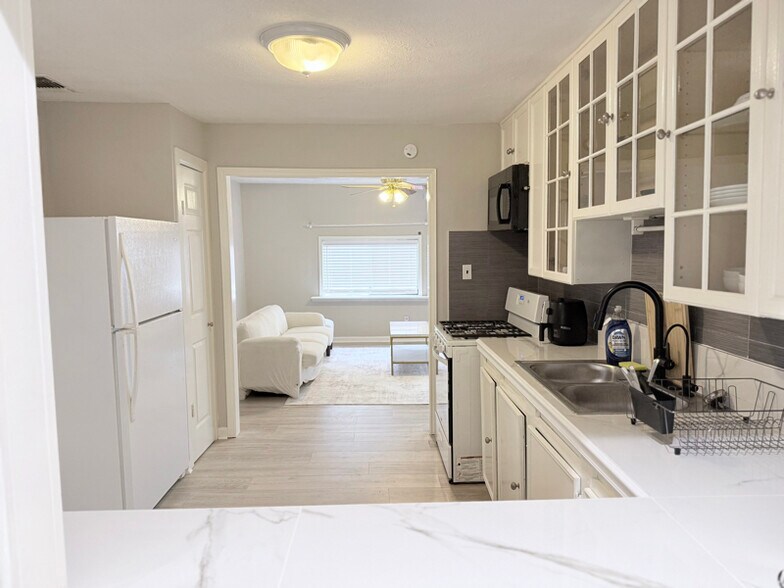 Building Photo - 7418 Oscar Dr