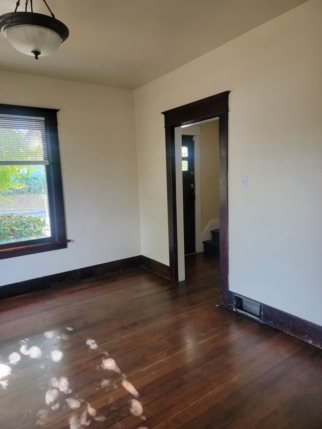 Building Photo - Charming Craftsman In Lincoln District