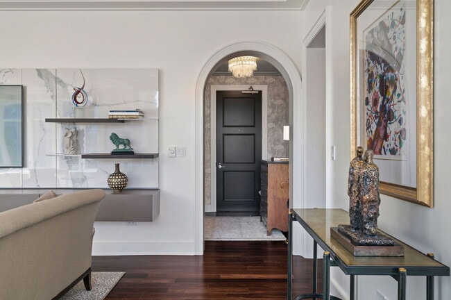 Building Photo - 118 E Erie St