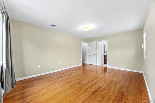 Building Photo - 164-31 Underhill Ave
