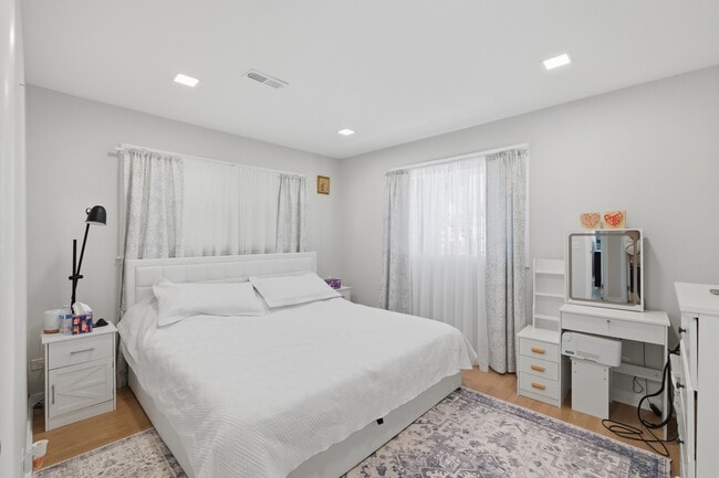 Building Photo - 1506 W Palm Dr