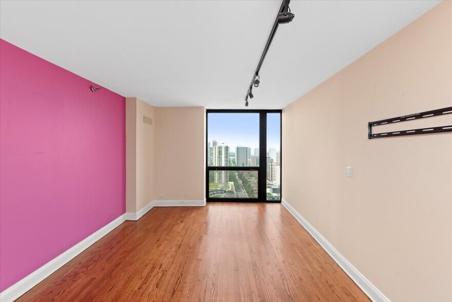 Building Photo - 1122 N Clark St