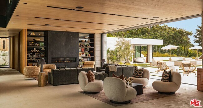 Building Photo - 6889 Dume Dr