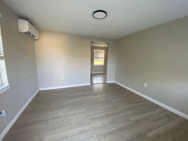 Building Photo - 310 Pine Ave