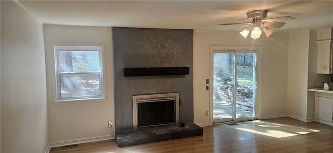 Building Photo - 2117 N Briarwood Ln