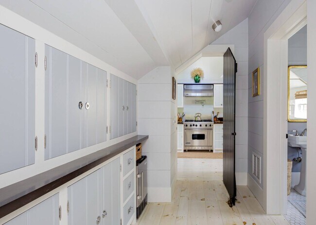 Building Photo - 156 Georgica Rd