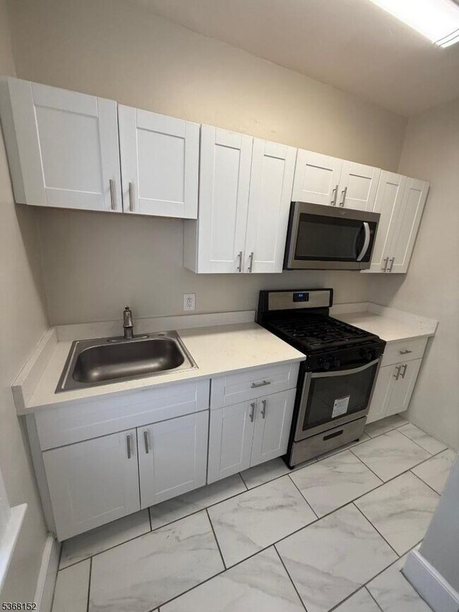 Building Photo - 570 Bloomfield Ave