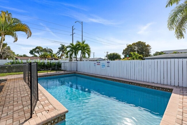 Building Photo - 1761 NE 55th St