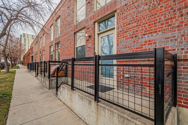 Building Photo - Industrial 1BD, 1BA Loft in Arts District ...