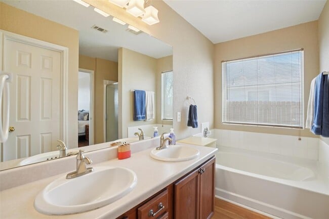 Building Photo - 410 S Water Ln