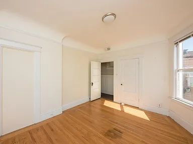 Building Photo - "Experience Vibrant San Francisco Living in This Spacious 4-Bedroom, 2-Bath Gem on Jones Street!"