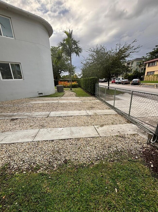 Building Photo - 685 SW 19th Rd