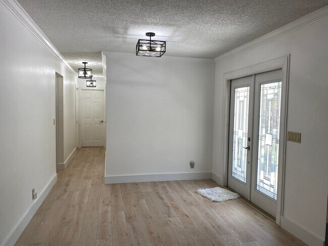 Building Photo - 2631 SW 4th St