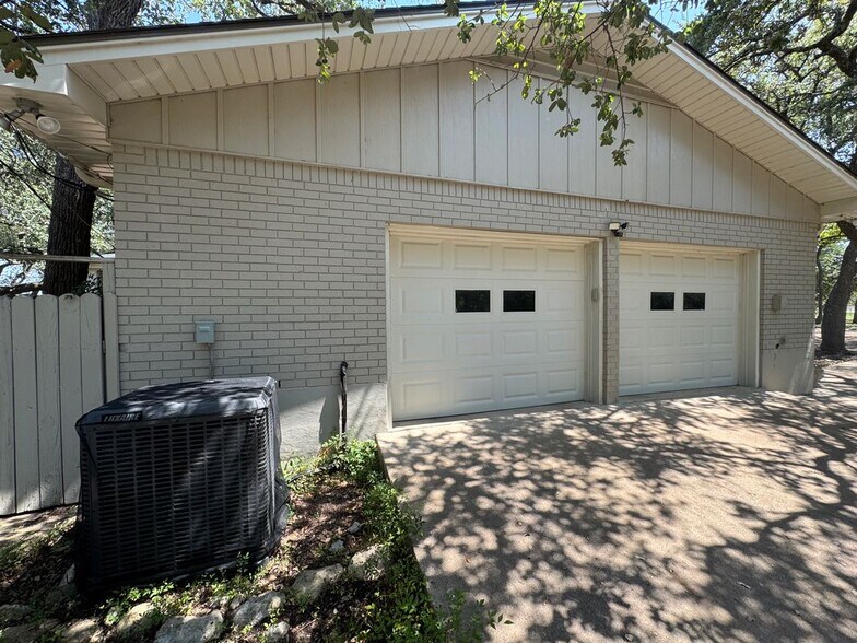 Building Photo - 1880 Royal St