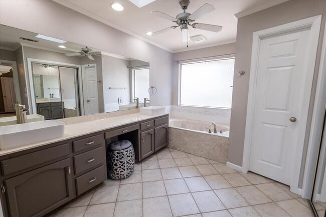 Building Photo - 300 Las Plumas Dr
