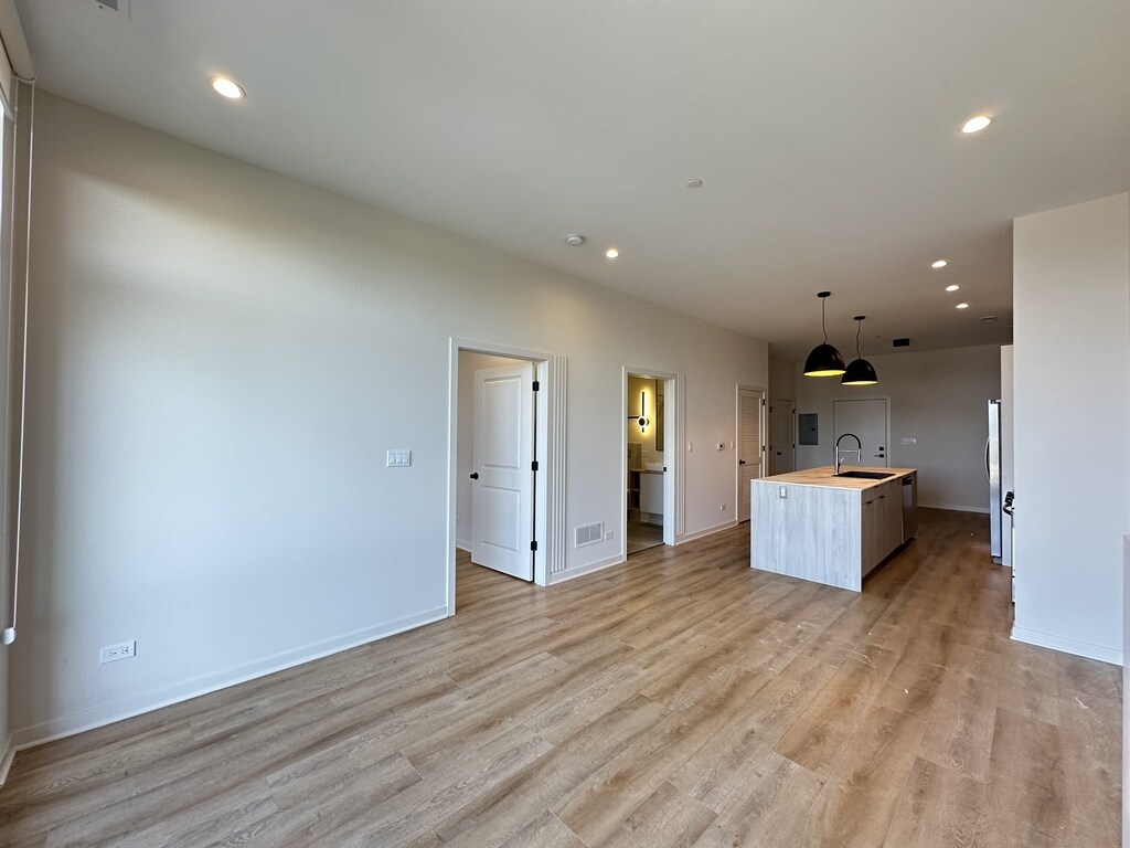 Building Photo - 6340 W Belmont Ave