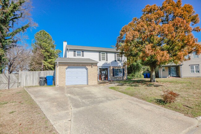 Building Photo - Spacious 4BR Home with a Fenced Yard & Jet...