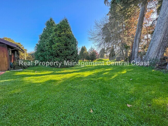 Building Photo - AVAILABLE OCTOBER - Large 4 Bedroom / 3 Ba...