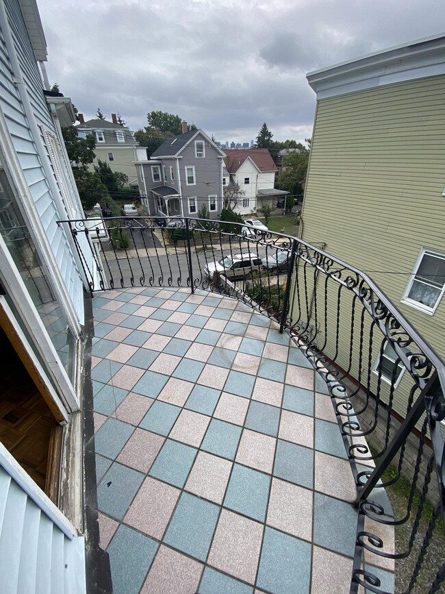 Building Photo - 93 Glen St