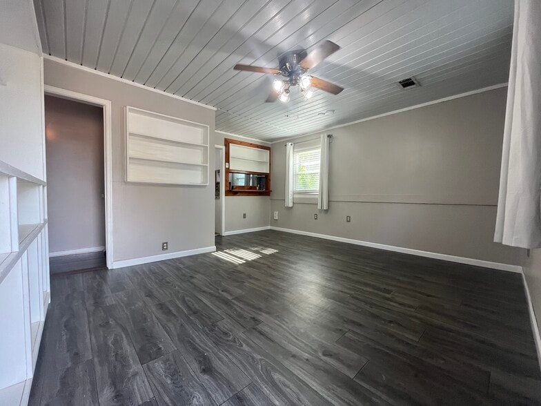 LR (from front door) - 1407 W Church St