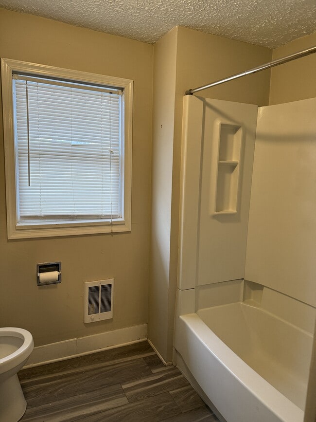 Building Photo - 914 W King St