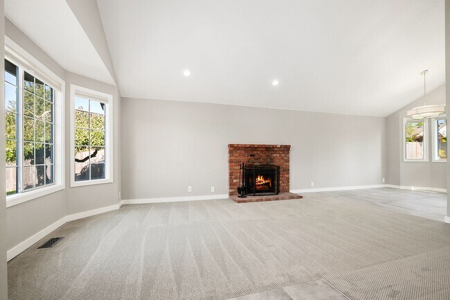 Building Photo - Inviting Everett Home Featuring 3 Bedrooms, Fireplace, and Fully Fenced Backyard