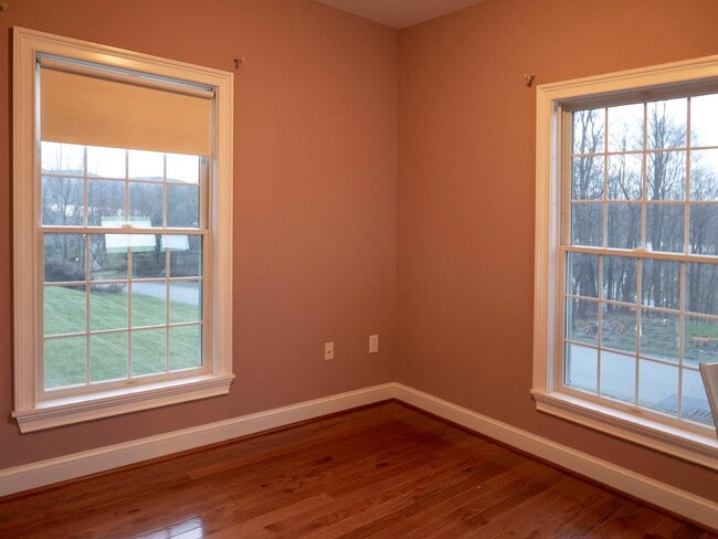Building Photo - 35 Huyler Dr