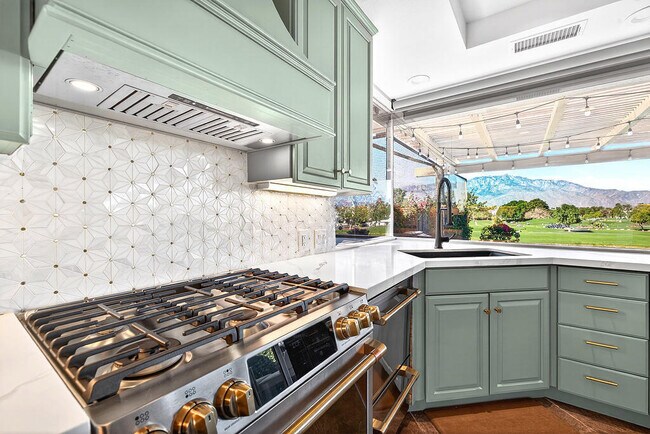 Building Photo - 10 Colonial Dr