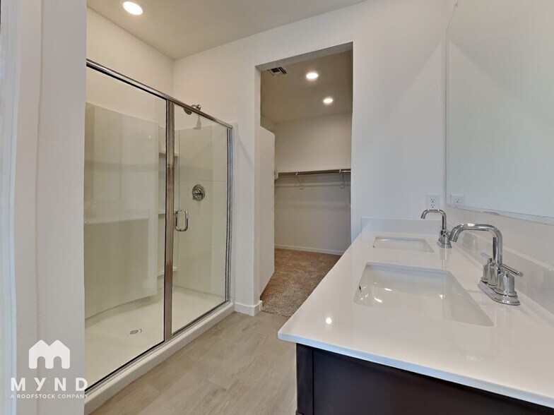 Building Photo - 17335 W Sunnyslope Ln