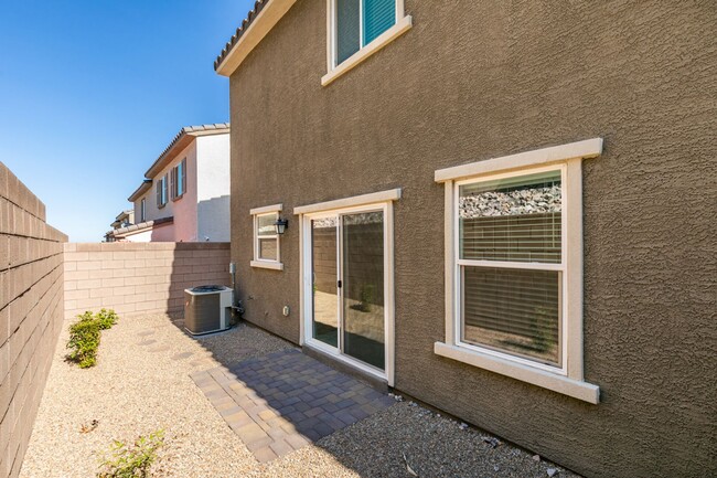 Building Photo - GORGEOUS TOWNHOME*UPGRADED*ALL APPLIANCES*...