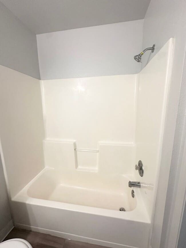 Building Photo - Fully renovated 2nd floor apartment available soon!