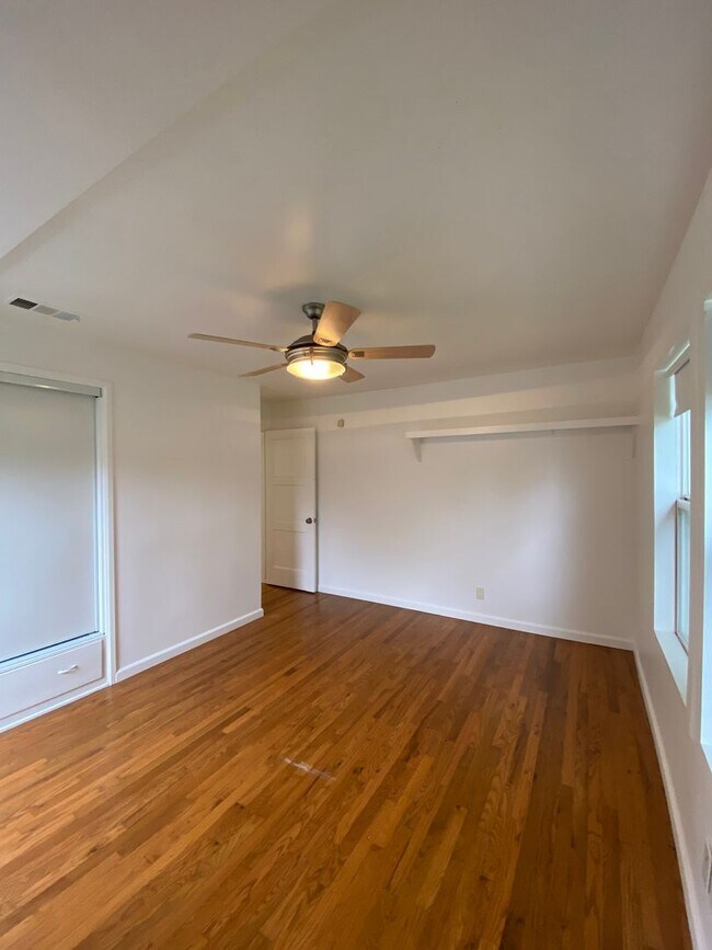 Building Photo - Long Beach: 4 bedroom 3 bath with Spacious...