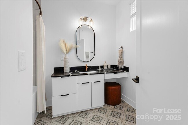 Building Photo - 411 Charles Ave