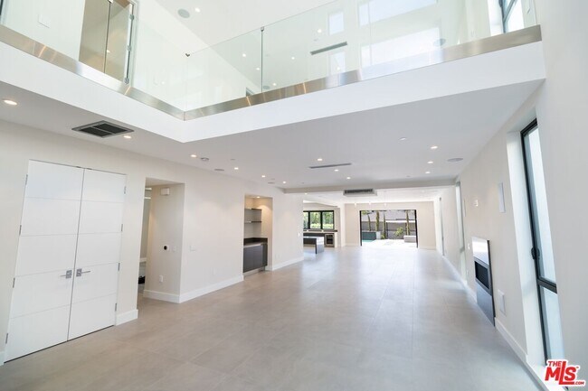 Building Photo - 159 S Bowling Green Way