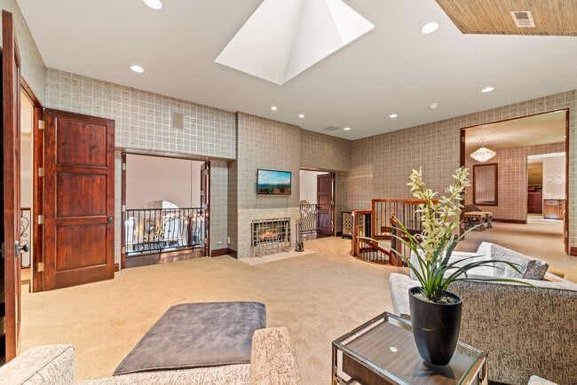 Building Photo - 493 Hazel Ave