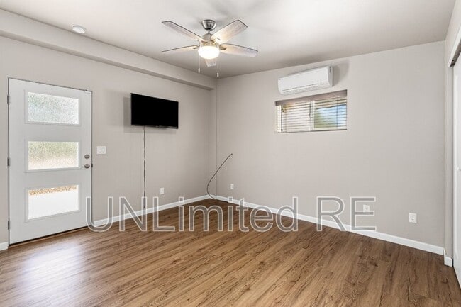 Building Photo - 3948 E Del Rio Dr