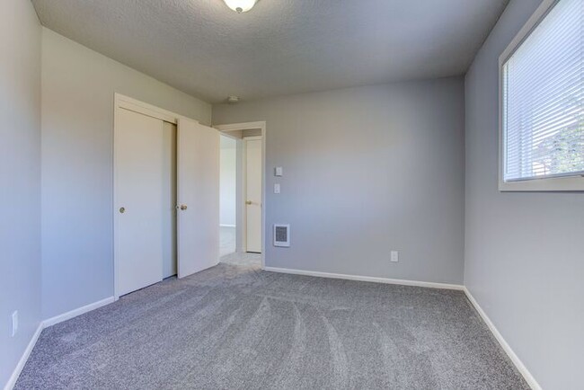 Building Photo - 2bed/1bath Available NOW! SPRING SPECIAL 1...