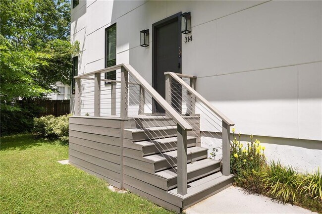 Building Photo - 314 Delmont Dr NE
