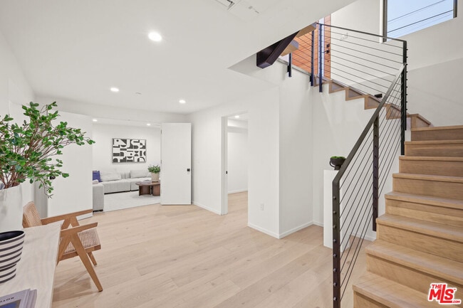 Building Photo - 2530 Beverley Ave
