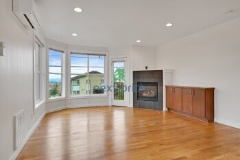 Building Photo - Move-In Ready 3-Bed, 3.5-Bath Home in Prime Location