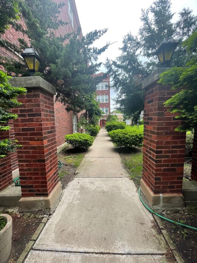 Building Photo - Spacious Renovated Top Floor 2bed/1bath In West Rogers Park