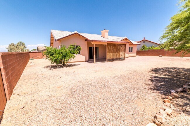 Building Photo - Large Corner Lot Home with 3 Bedrooms, 2 Baths, Central A/C, Washer & Dryer included!