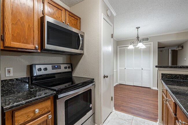 Building Photo - 2121 Hepburn St