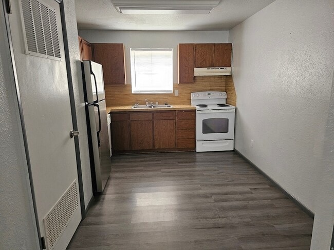 Building Photo - 215 N 400 W