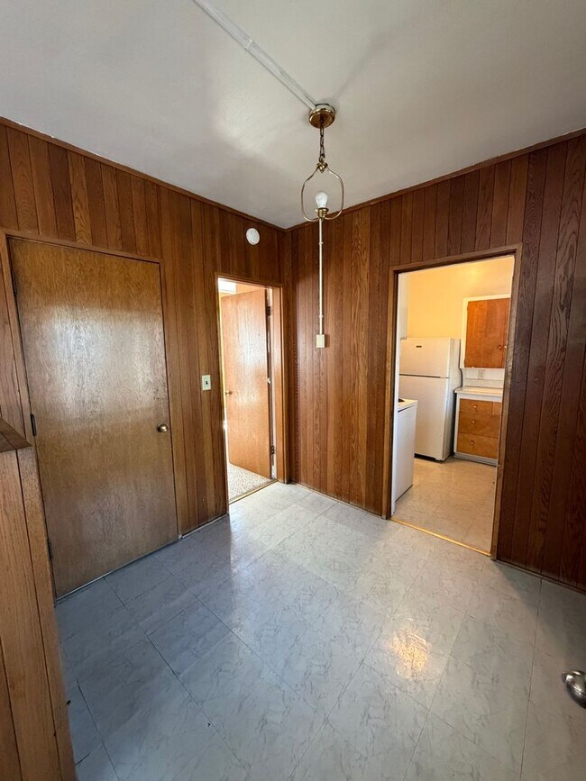 Building Photo - Super Cool Downtown Apartment!2 Bedroom, 1 Bathroom Apartment with Secure Entrance