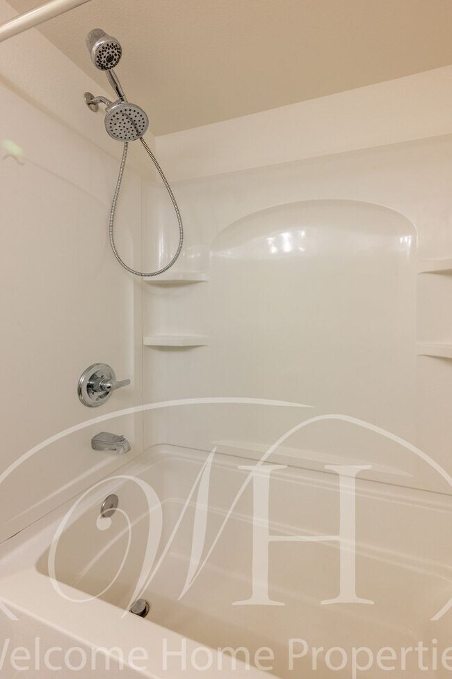 Building Photo - Spacious 5 Bedroom Home with Fenced Yard & Covered Parking