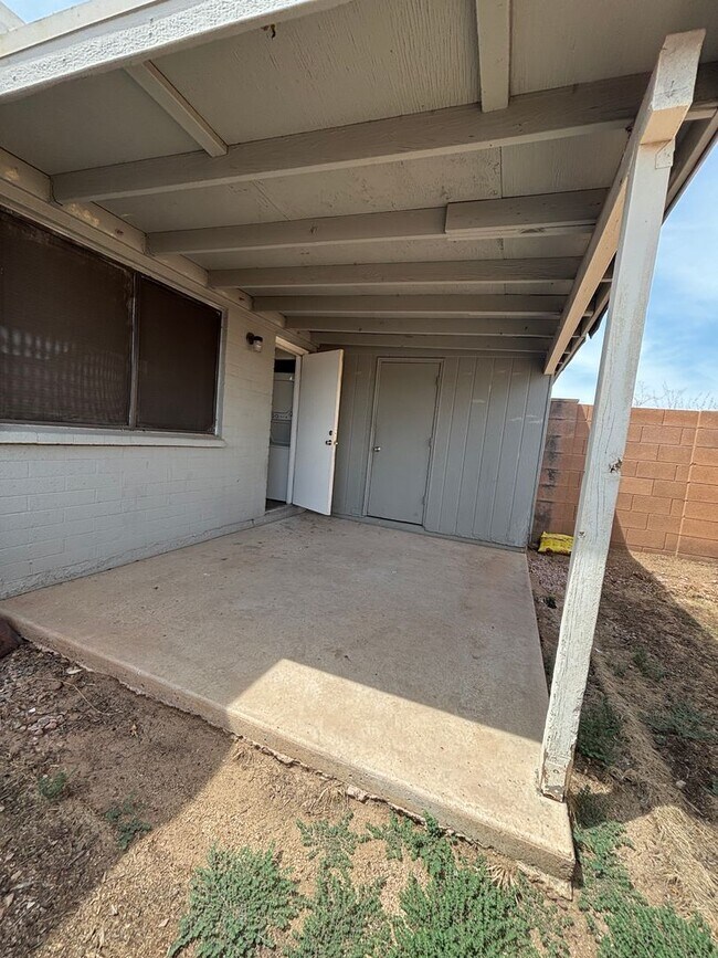 Building Photo - 1050 S Stapley Dr