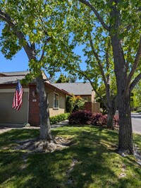Building Photo - Rare 2/2 Bancroft Village Townhouse Availa...
