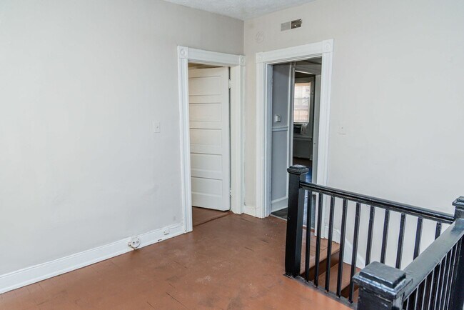 Building Photo - 14 S Plum St