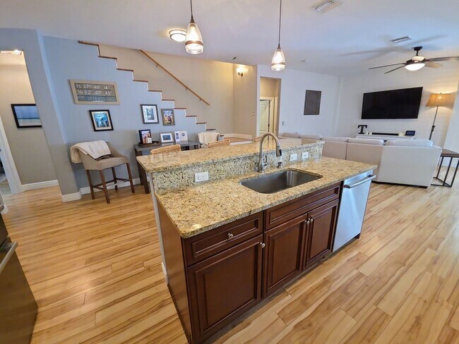 Building Photo - 857 10th Ave S